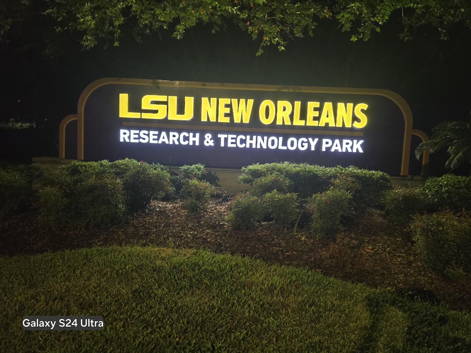 Large commercial sign installation